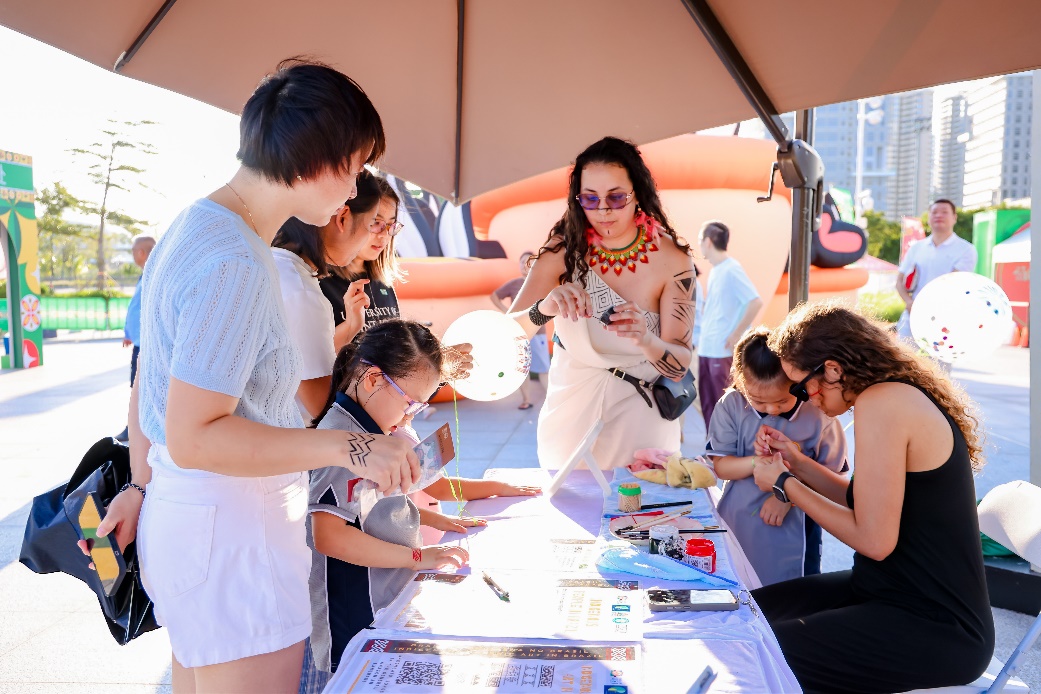澳門(mén)土生葡人導(dǎo)師現(xiàn)場(chǎng)輔導(dǎo)孩子們手繪。主辦方供圖