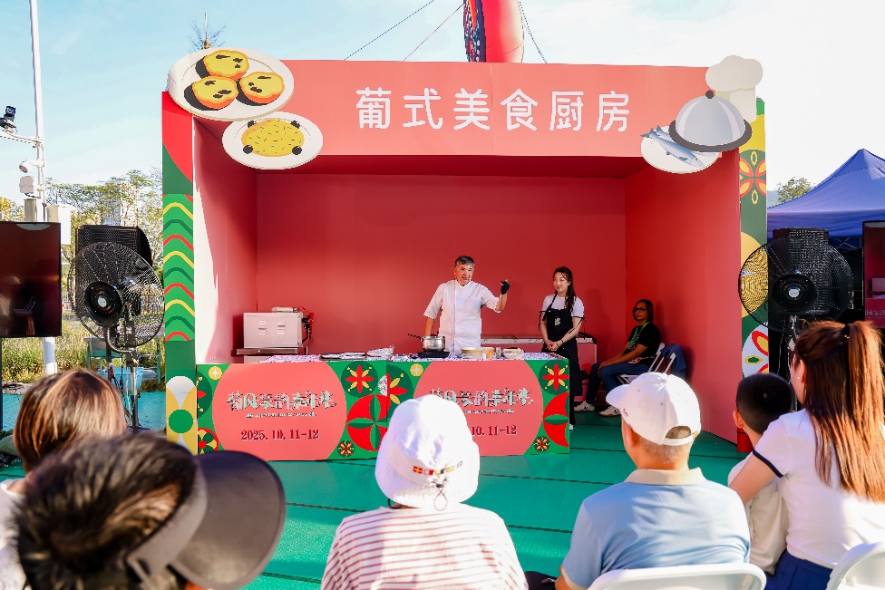 澳門(mén)土生葡菜名廚現(xiàn)場(chǎng)展示廚藝。主辦方供圖