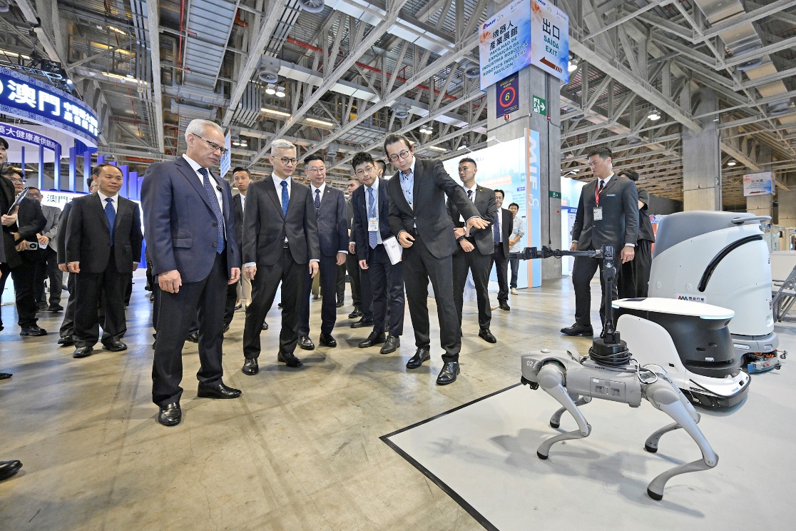 圖為澳門特區(qū)行政長官岑浩輝參觀展會各展區(qū)。澳門招商投資促進局供圖