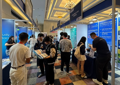 圖為澳門高校向越南學生介紹來澳升學情況。澳門特區(qū)教青局供圖