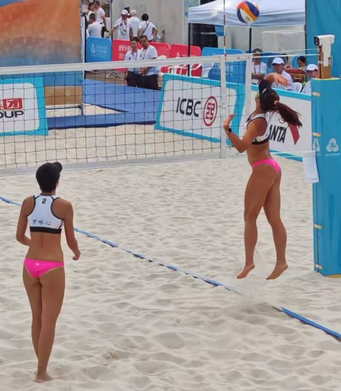 圖為梁安盈羅詠心在小組賽中奮力拼搏。澳門特區(qū)體育局供圖