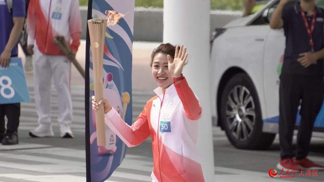 香港站最后一棒火炬手、現(xiàn)役港隊女子重劍運動員佘繕妡。人民網(wǎng) 吳宇揚揚攝