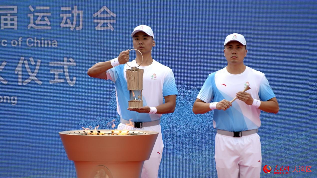 十五運會香港站火炬?zhèn)鬟f收火儀式。人民網(wǎng) 吳宇揚揚攝