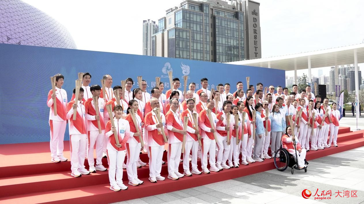 十五運會香港站火炬手合影。人民網(wǎng) 吳宇揚揚攝