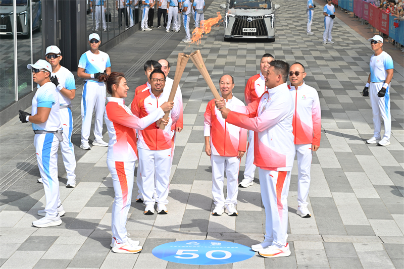 第50棒、香港女子擊劍運(yùn)動(dòng)員佘繕妡接過火種。香港特區(qū)政府新聞處供圖