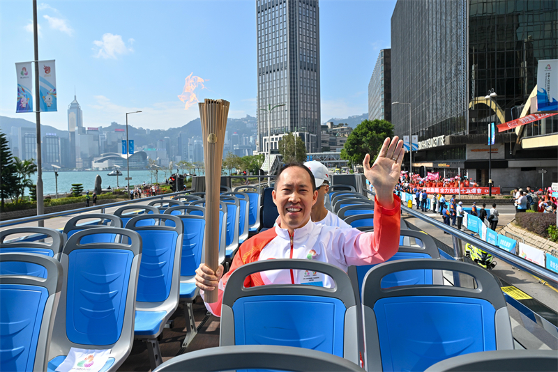 第38棒、信和集團(tuán)主席黃永光。香港特區(qū)政府新聞處供圖