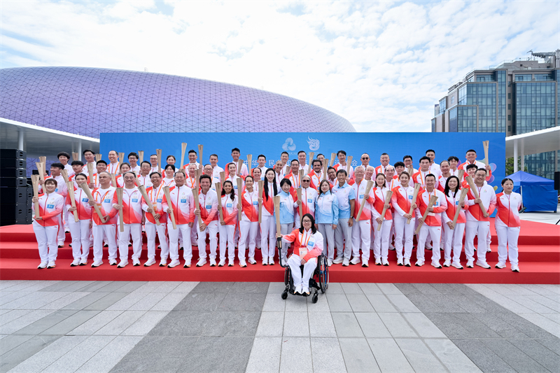 十五運(yùn)會(huì)香港賽區(qū)火炬手合照。香港特區(qū)政府新聞處供圖