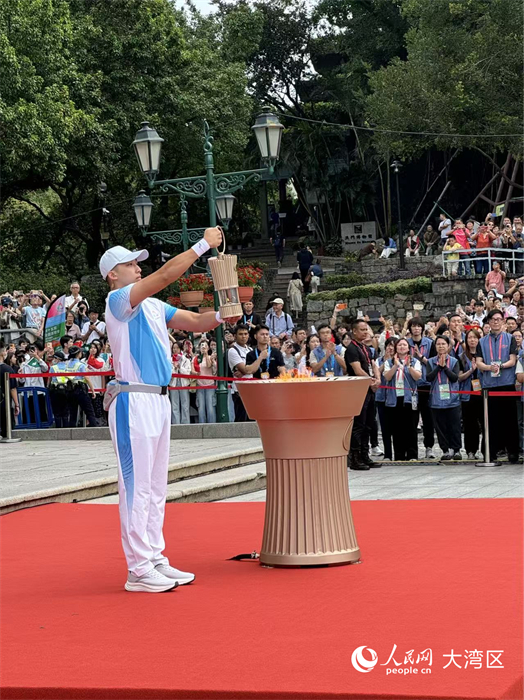 圖為收火儀式上，火種護衛(wèi)將火種引回火種燈并護送廣州，參與在廣東奧林匹克體育中心舉行的融火儀式。人民網(wǎng)記者 富子梅攝
