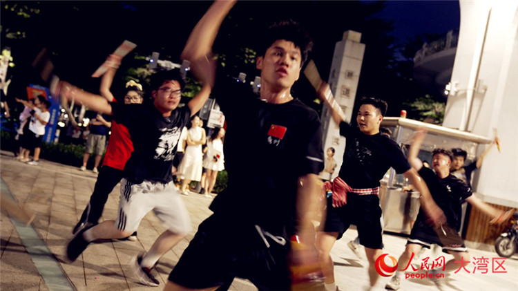 9月7日夜晚，一群潮汕青年在獵德橋下練習英歌舞。人民網(wǎng)記者 張榮攝