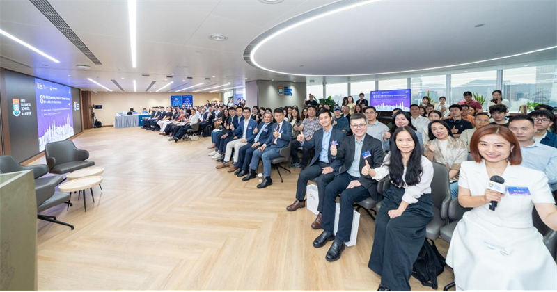 第八屆香港大學(xué)中國(guó)經(jīng)濟(jì)季度論壇合影。主辦方供圖