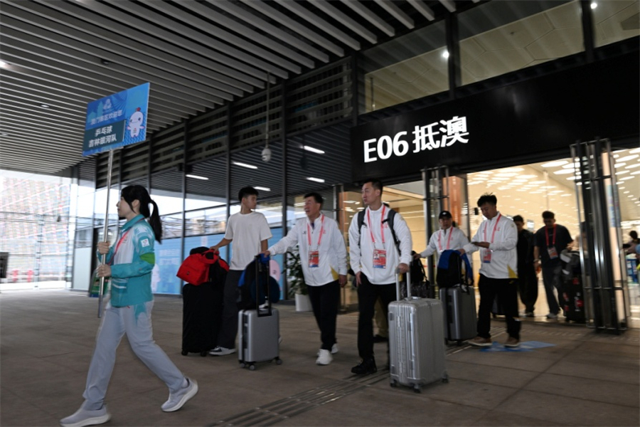 全運會乒乓球項目運動員經(jīng)橫琴口岸抵達澳門。澳門特區(qū)政府新聞局供圖