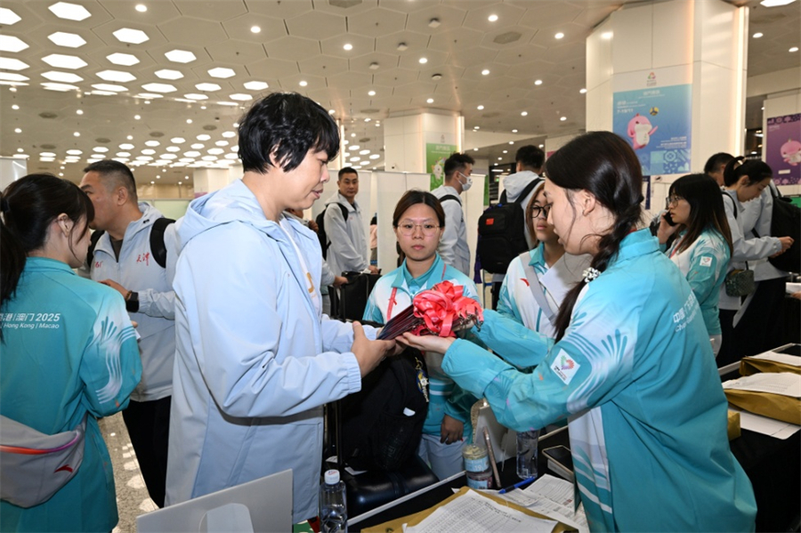 澳門(mén)賽區(qū)志愿者在口岸服務(wù)抵澳運(yùn)動(dòng)員。澳門(mén)特區(qū)政府新聞局供圖