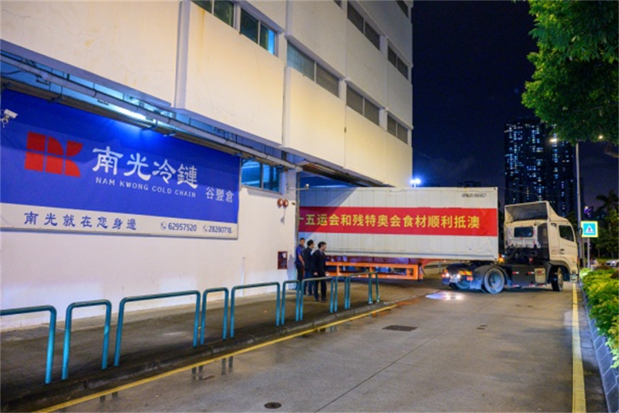 裝載食材的貨車便捷通關(guān)駛進(jìn)澳門。澳門特區(qū)政府新聞局供圖