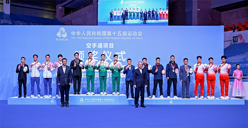 圖為澳門特區(qū)行政長官岑浩輝為全運(yùn)會(huì)空手道男子業(yè)余組團(tuán)體冠亞季軍頒獎(jiǎng)。澳門特區(qū)政府體育局供圖