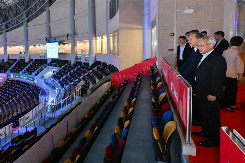 圖為岑浩輝一行察看全運會女排比賽場館。澳門特區(qū)政府新聞局供圖