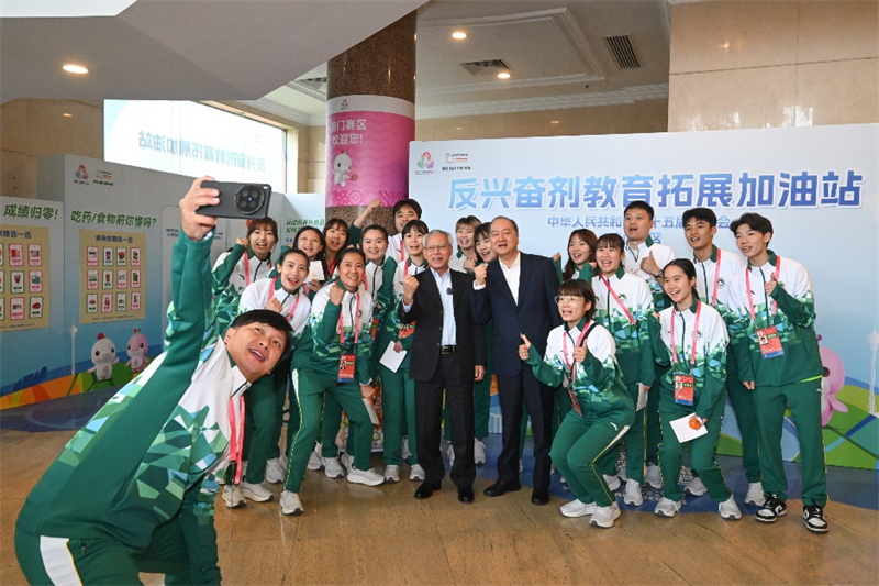 圖為岑浩輝與運動員們互動交流。澳門特區(qū)政府新聞局供圖