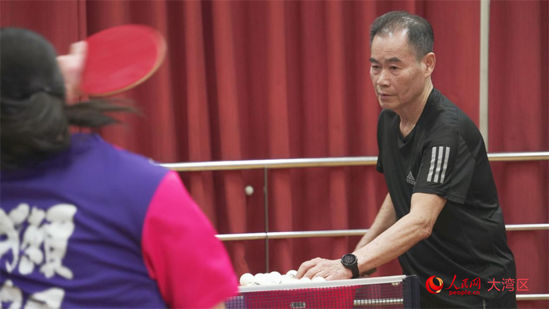 澳門乒乓球總會總教練王沖芬正指導(dǎo)球員。人民網(wǎng) 吳宇揚揚攝