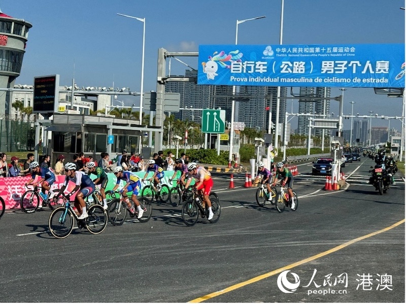 8日上午約9時23分賽車手們風馳電掣進入澳門境內賽段。人民網記者 富子梅攝