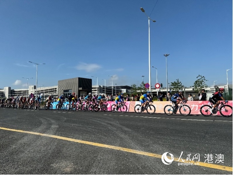 8日上午約9時45分賽車手們折返回澳門賽段的起點處。人民網記者富子梅攝