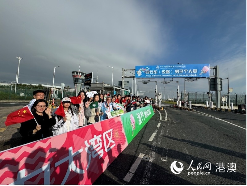 8日一早8點半觀眾們就在澳門段的賽道旁翹首以待。人民網記者富子梅攝