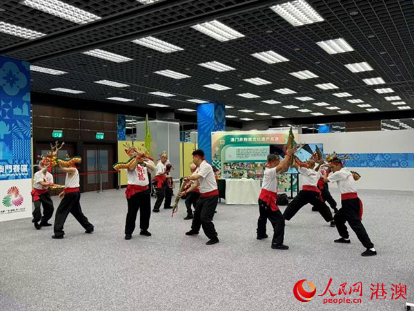 圖為澳門賽區(qū)組委會精心呈現(xiàn)的特色文化展示——舞醉龍表演。人民網(wǎng)記者 富子梅攝