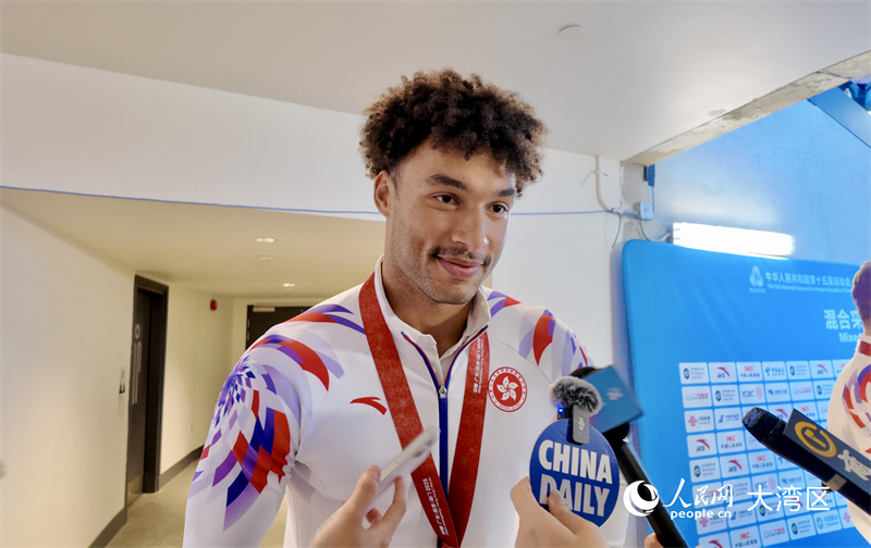 圖5.香港隊(duì)球員丹馬克賽后接受采訪。人民網(wǎng) 嚴(yán)小晶攝