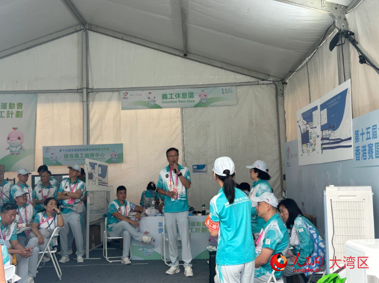 下午兩點半“小海豚”們還在開會。人民網(wǎng) 余穎攝