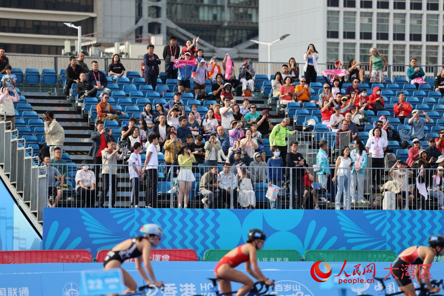 11月15日，鐵人三項比賽現(xiàn)場，觀眾熱情為參賽選手加油。人民網(wǎng)記者 馮學(xué)知攝
