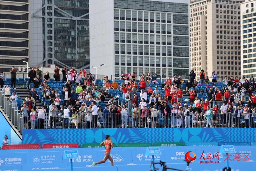 11月15日，鐵人三項比賽現(xiàn)場，觀眾熱情為參賽選手加油。人民網(wǎng)記者 馮學知攝