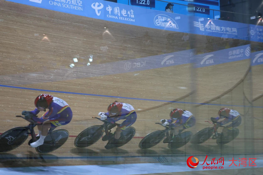 11月14日，十五運會場地自行車女子團體追逐賽決賽在香港單車館進行。 人民網(wǎng)記者 馮學(xué)知攝