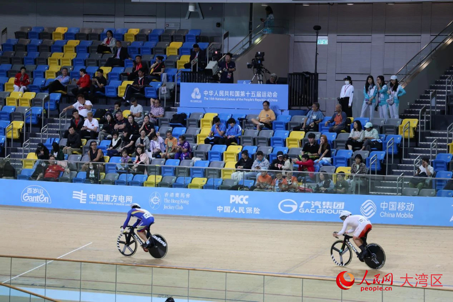 11月14日，十五運(yùn)會(huì)場(chǎng)地自行車男子爭(zhēng)先賽1/32賽在香港單車館進(jìn)行。 人民網(wǎng)記者 馮學(xué)知攝