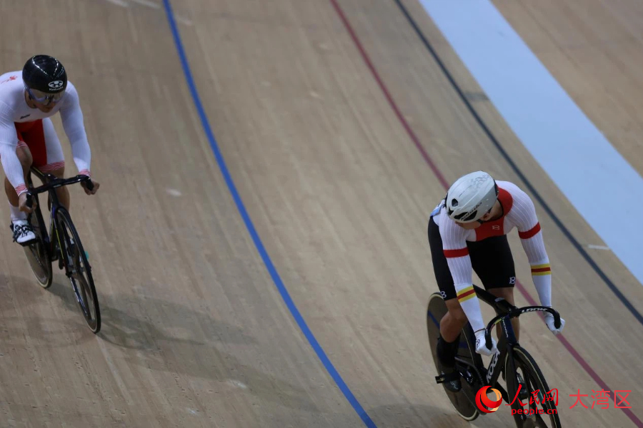 11月14日，十五運(yùn)會(huì)場(chǎng)地自行車(chē)男子爭(zhēng)先賽1/32賽在香港單車(chē)館進(jìn)行。 人民網(wǎng)記者 馮學(xué)知攝