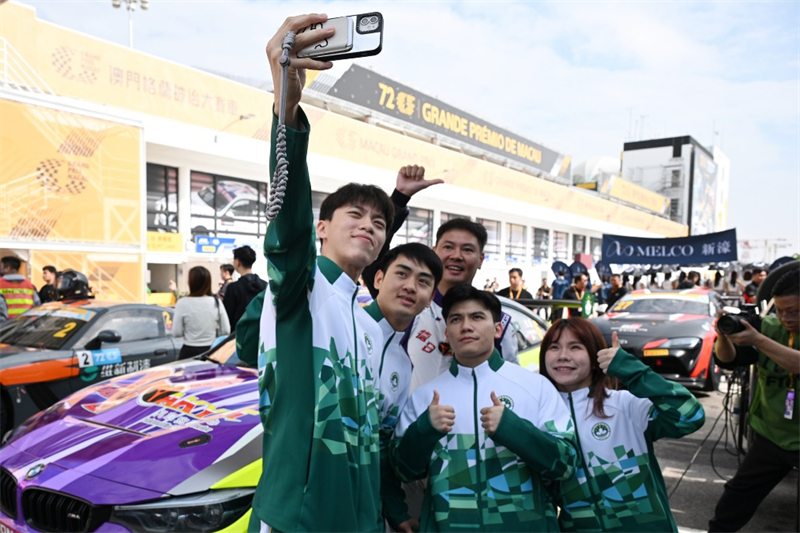 圖為澳門(mén)全運(yùn)會(huì)參賽運(yùn)動(dòng)員與賽車手互動(dòng)。澳門(mén)特區(qū)政府新聞局供圖