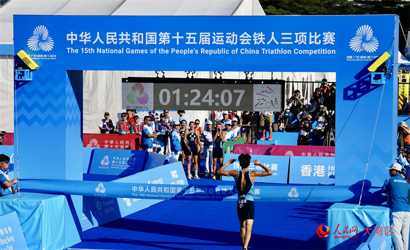 山東隊選手張璽瑞沖過終點慶祝。人民網(wǎng) 嚴(yán)小晶攝