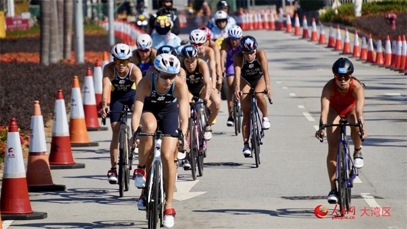 鐵人三項(xiàng)選手在自行車(chē)賽段。人民網(wǎng) 嚴(yán)小晶攝