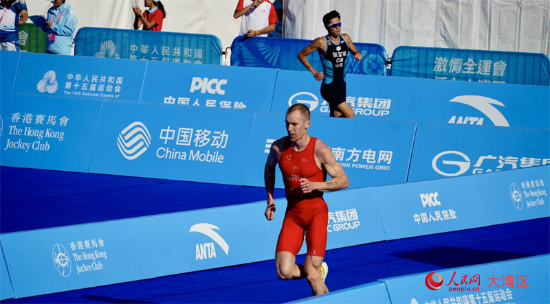 第四棒香港選手奧斯卡與山東選手張璽瑞在最后一項(xiàng)跑步賽段。人民網(wǎng) 嚴(yán)小晶攝