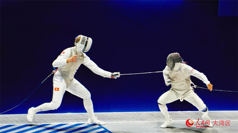 香港選手張家朗（左）與個人選手曾昭然對決。人民網(wǎng) 嚴(yán)小晶攝