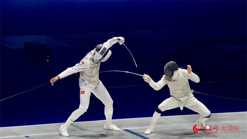 .香港選手張家朗與個人選手曾昭然（右）對決。人民網(wǎng) 嚴小晶攝