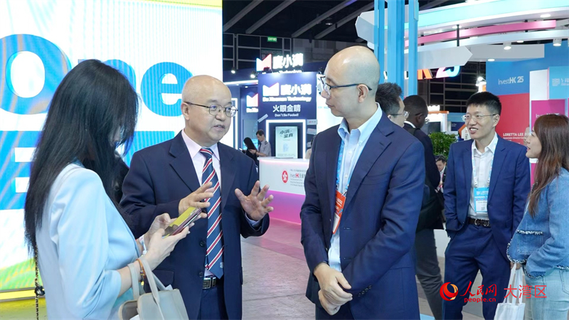 嘉賓參觀騰訊展區(qū)。人民網(wǎng) 吳宇揚(yáng)揚(yáng)攝