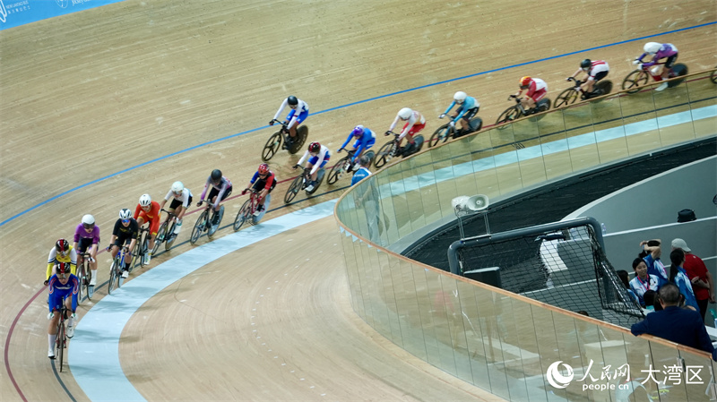 十五運(yùn)會(huì)場(chǎng)地自行車女子全能賽現(xiàn)場(chǎng)。人民網(wǎng) 嚴(yán)小晶攝