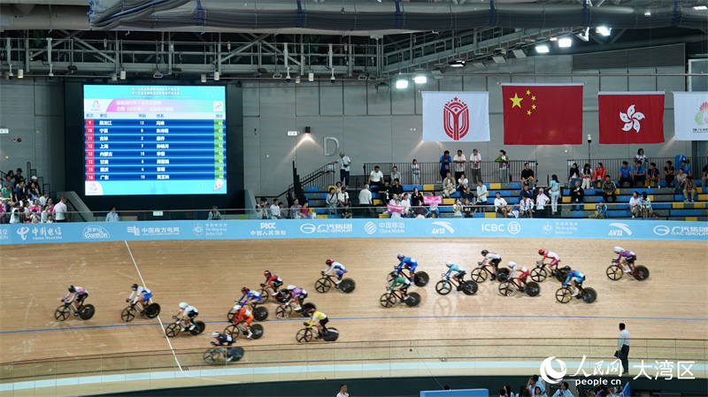 十五運(yùn)會(huì)場(chǎng)地自行車女子全能賽現(xiàn)場(chǎng)。人民網(wǎng) 嚴(yán)小晶攝