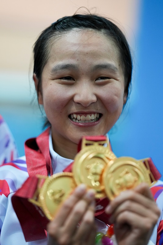 李思穎展示三枚金牌。主辦方供圖