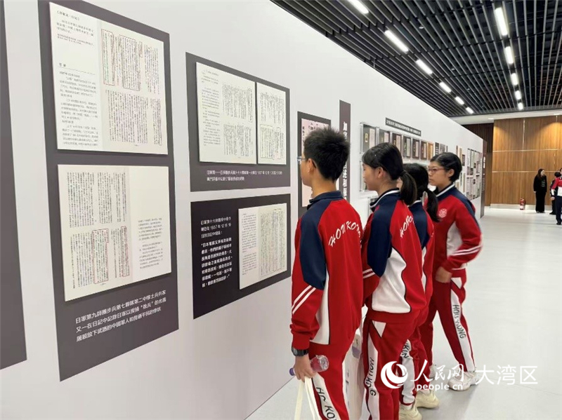 圖為澳門濠江中學(xué)初二年級(jí)的同學(xué)們?cè)谡J(rèn)真觀看文獻(xiàn)展。（本報(bào)記者富子梅攝）