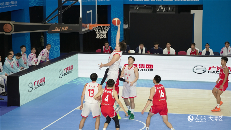 圖2.福建隊(duì)球員在比賽中扣籃。人民網(wǎng) 嚴(yán)小晶攝