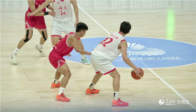 圖3.雙方展開對抗。人民網(wǎng) 嚴(yán)小晶攝