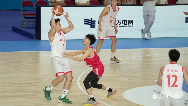 圖4.雙方展開對抗。人民網(wǎng) 嚴(yán)小晶攝