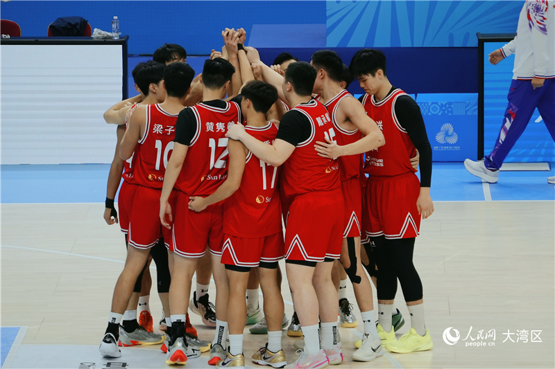 圖5.香港隊(duì)在比賽前加油鼓勁。人民網(wǎng) 嚴(yán)小晶攝