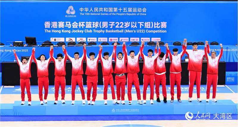 圖1.奪冠的廣東隊球員和教練員在頒獎儀式登上領(lǐng)獎臺。實(shí)習(xí)生 張雨潔攝