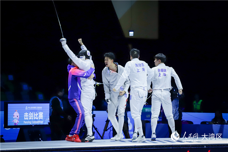 圖1.上海隊選手在比賽后慶祝奪冠。人民網 吳宇揚揚 攝