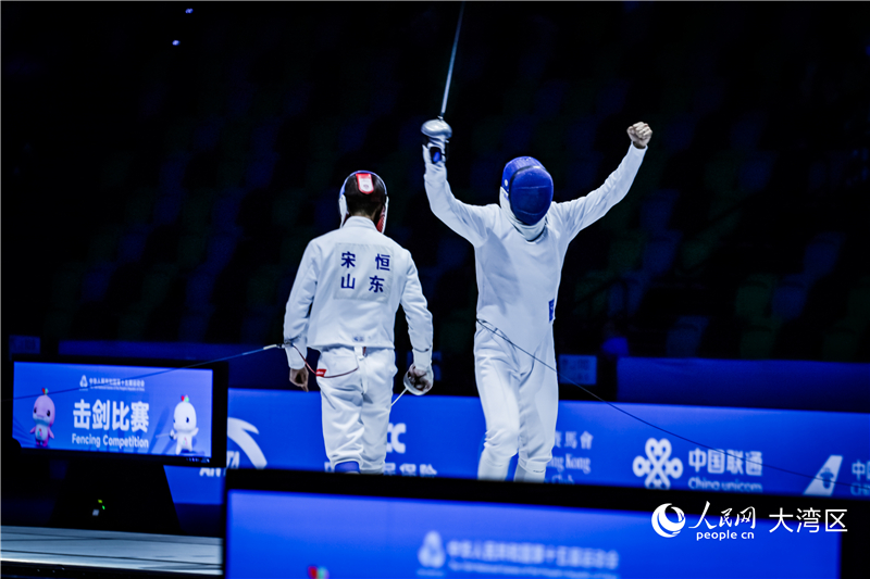 圖2.上海隊選手顧欣源（右）在比賽中慶祝得分。人民網 吳宇揚揚 攝